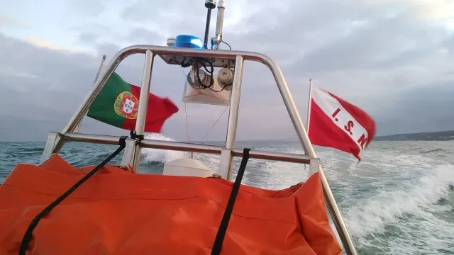 Praticantes de paddle resgatadas em praia de Sesimbra. Empresa deu alerta