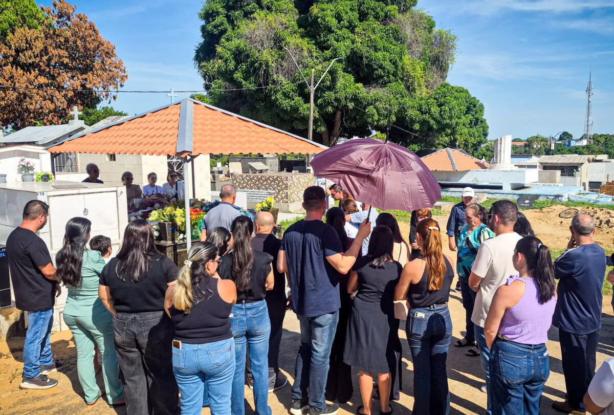 “Minha sorte foi ter ele como pai”, diz filha de Ayres Rocha durante sepultamento