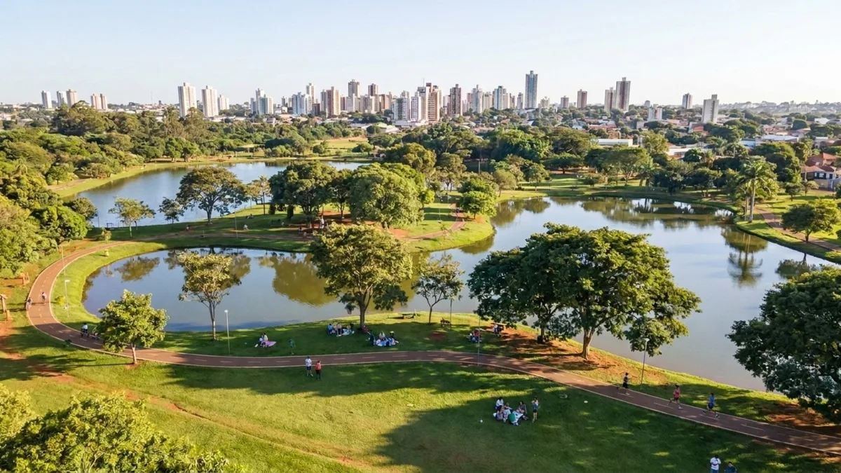 Capital cercada pelo Cerrado mistura parques enormes, avenidas arborizadas e acesso rápido ao Pantanal em uma cidade onde natureza e vida urbana convivem todos os dias