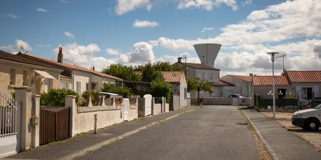 En Charente-Maritime, la pollution des sols rend des dizaines de maisons « inhabitables », une usine d’engrais sommée d’agir