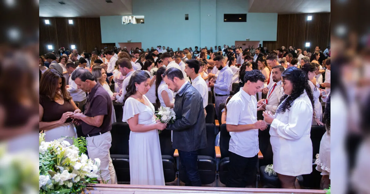 Casamento coletivo celebra a união de 80 casais no Cine Teatro Fênix, em Apucarana