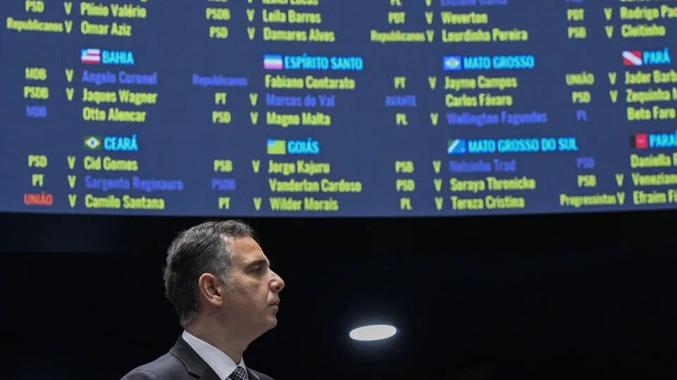 Quais senadores participaram da votação que aprovou indicação de Pacheco ao TCU