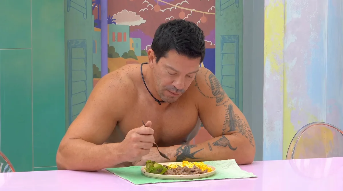 Fans tunden a Yahir por arrasar con los huevos en La Casa de los Famosos México: ¿por qué come tantos?