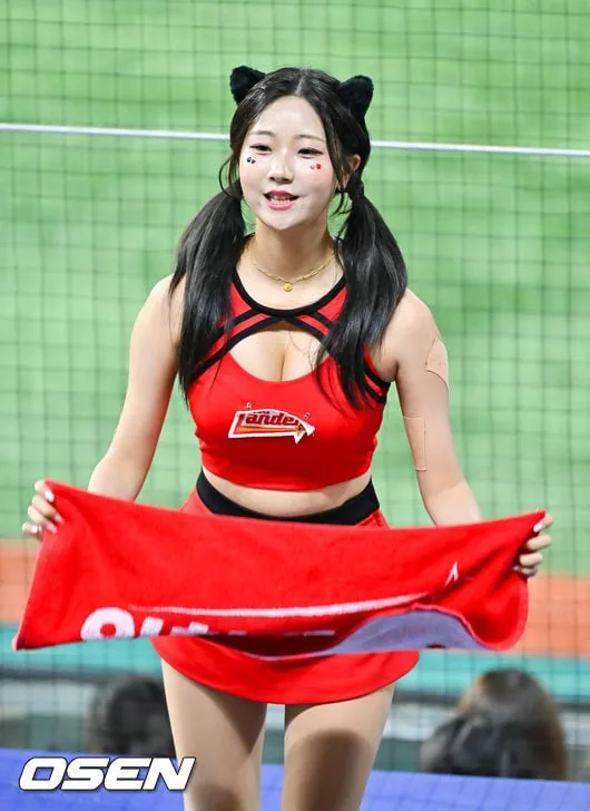 [사진]임은비 치어리더, SSG 대승에 신나는 응원
