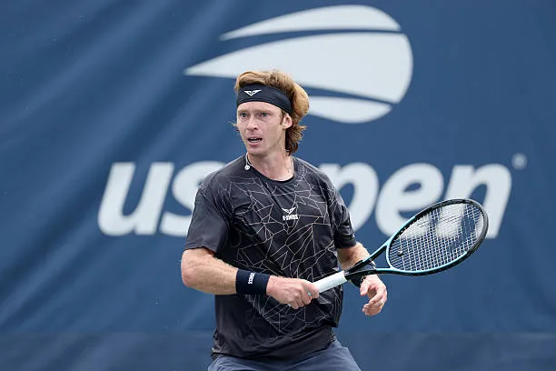 Rublev sai do buraco e busca virada em batalha de cinco sets