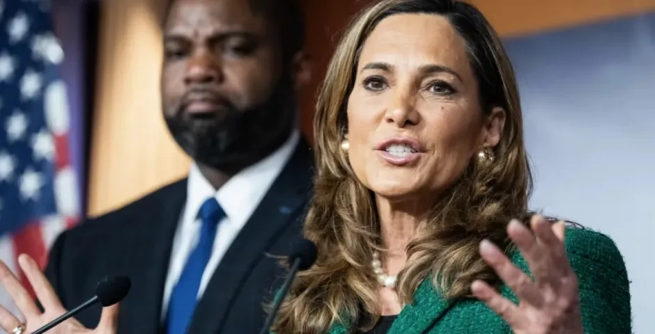 María Elvira Salazar dice que Trump apoyará legalizar a algunos inmigrantes