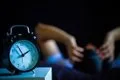 ¿Dormimos menos desde que existe la luz eléctrica? Un estudio compara el sueño de cazadores-recolectores y el actual