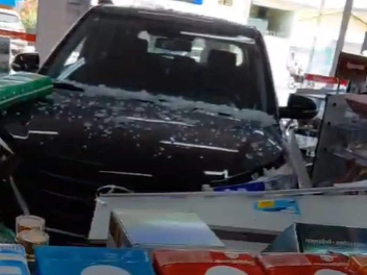 VÍDEO: Carro invade farmácia após motorista passar mal em Montes Claros