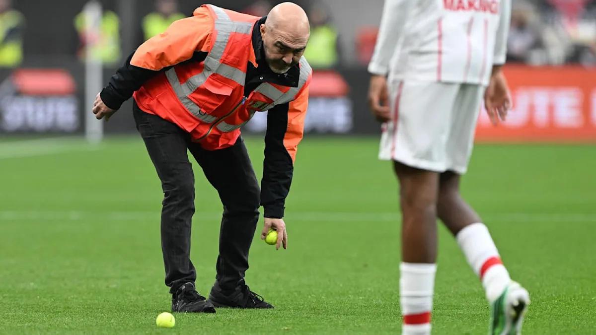 Nach Tennisball-Chaos - Schuster legt sich mit eigenen Fans an!