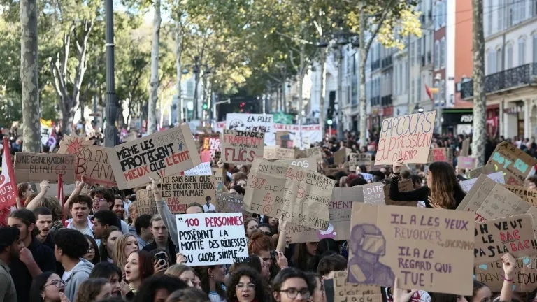 Un policier frappé d'un coup de marteau en marge des manifestations lycéennes à Marseille
