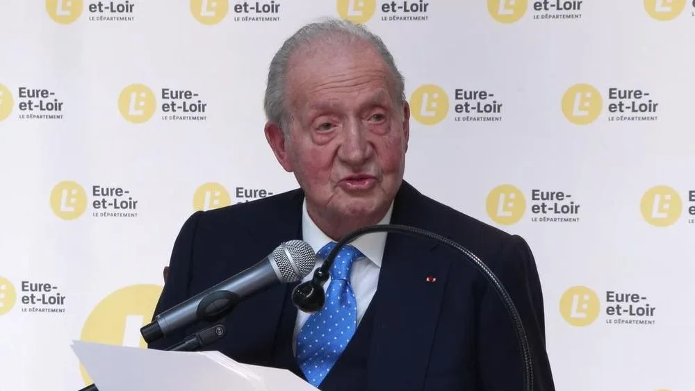 La emoción del rey Juan Carlos al recibir un premio en París por sus memorias arropado por 6 mujeres clave de su entorno