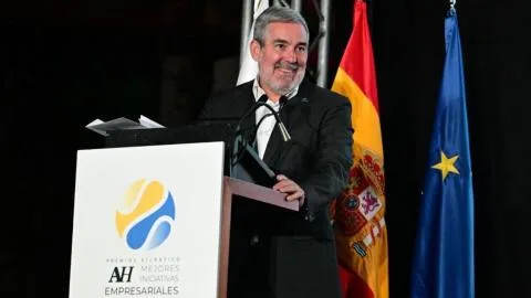 Clavijo defiende el "cuarto poder" como contrapeso y pide a los medios que contrasten la información
