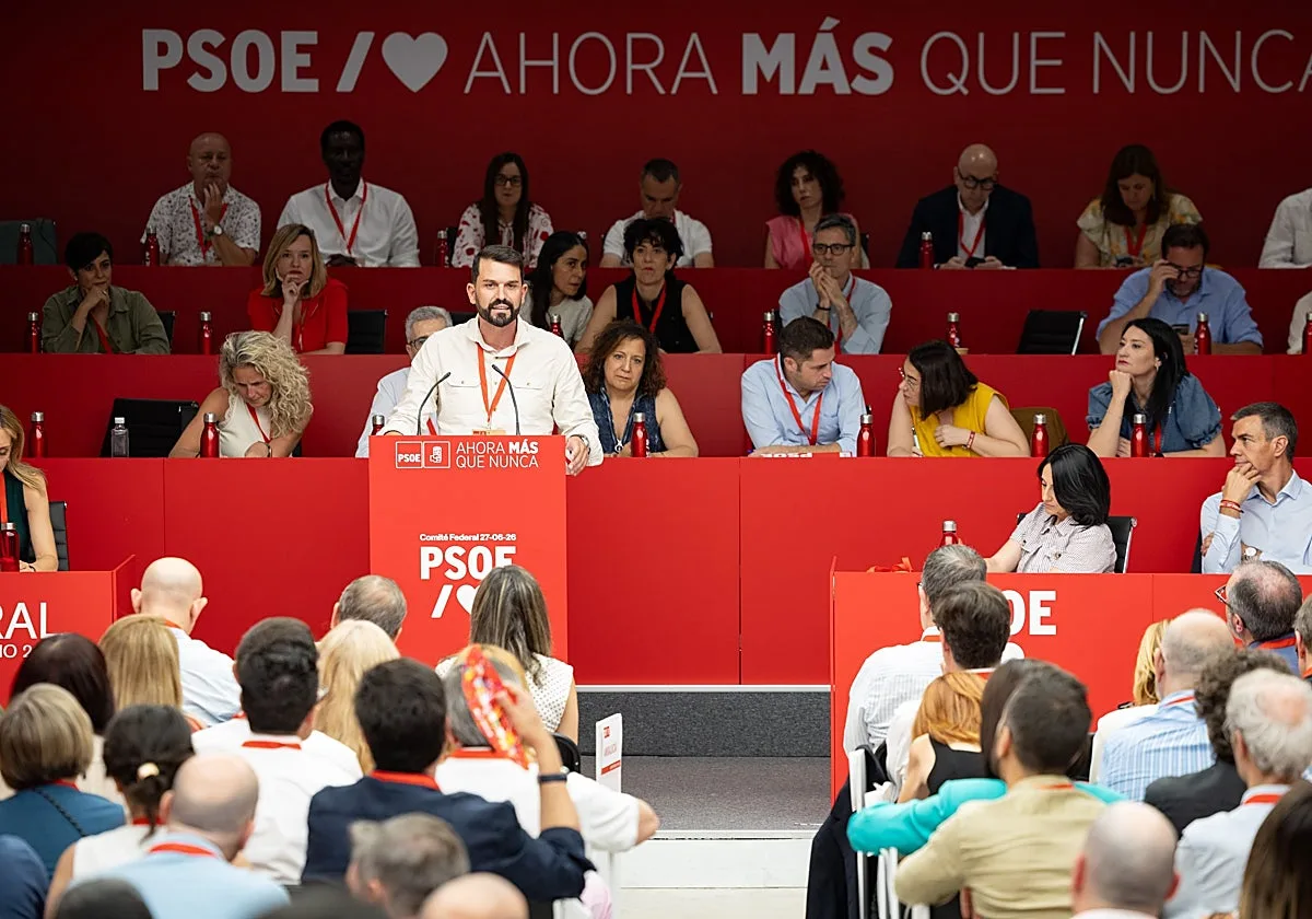 Ayuntamientos del PSOE intentan salvar el choque con protestas «paralelas»