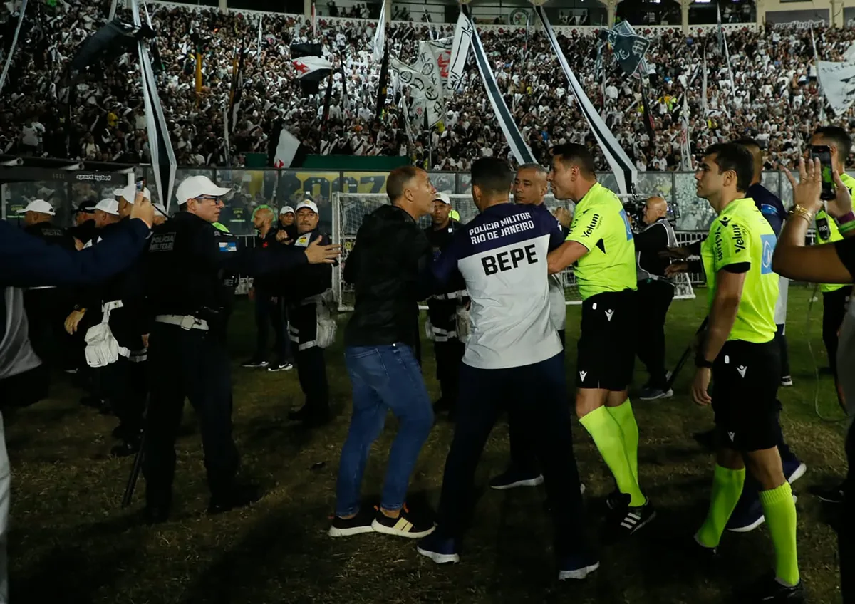 Vasco, Barros, Felipe, Admar e funcionários são denunciados no STJD após confusão com arbitragem