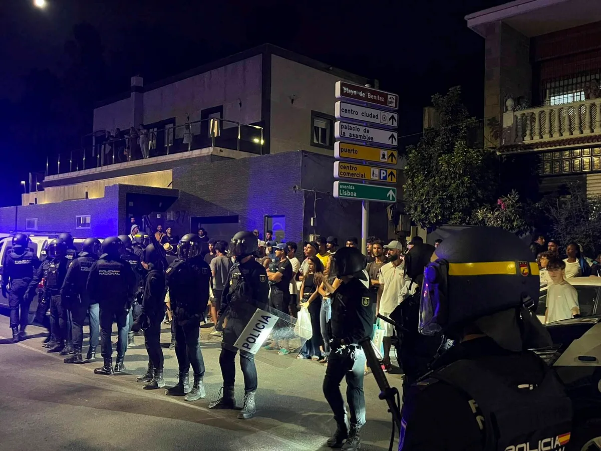 Clamor ceutí contra su «abandono» en una marcha que acaba con disparos disuasorios de la Policía: «Si no se quieren ir los echaremos»