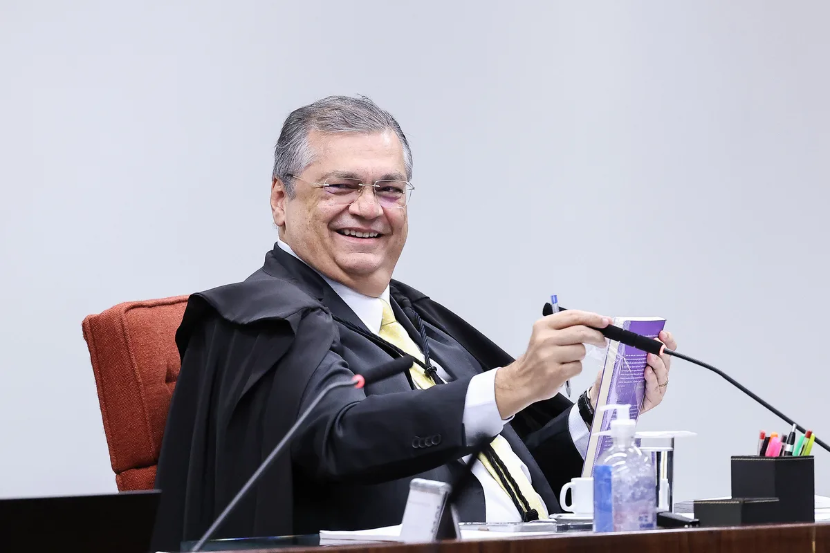 Dino pede investigação sobre instituto ligado a Mendonça