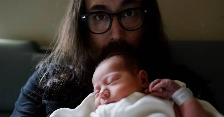 Nasce primeiro neto de John Lennon e Yoko Ono, Aurelius
