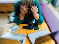 Dauerstress bei der Arbeit: Überlastet im Job: Sport und Achtsamkeit sind keine Lösung