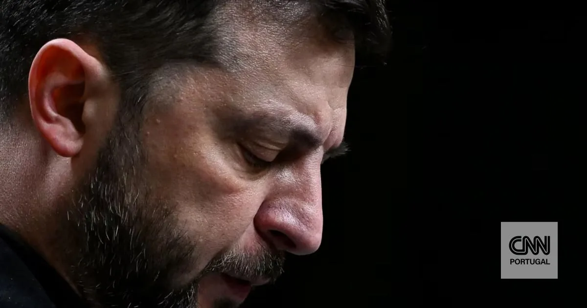 Como Zelensky está a ser pressionado em pleno tempo de guerra e na altura em que menos precisa