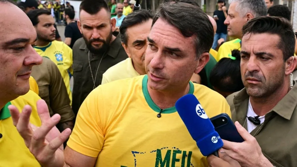 Flávio Bolsonaro associa fim da escala 6×1 a assaltos e dívidas dos trabalhadores