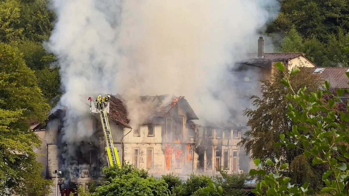 Haus mit „Reichsbürger“-Bezug: Nach Hotel-Brand im Harz: Brandmittelspürhund im Einsatz