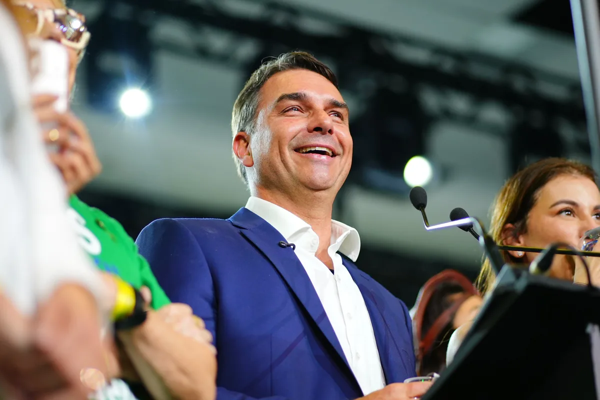 Flávio Bolsonaro adota estratégia diferente do pai para à Presidência