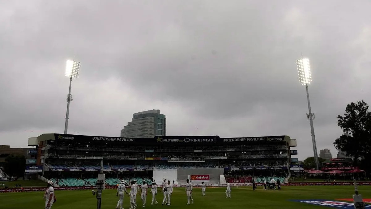 Bad light ends play in concerning sign on Day 1 of first Test between Australia and South Africa