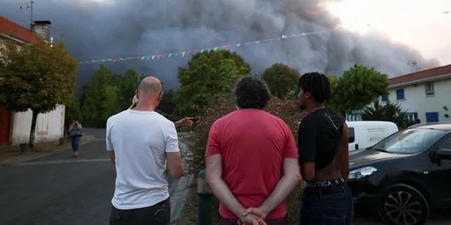 Dans les Landes, un nouvel incendie parcourt 600 hectares et entraîne l’évacuation de 500 personnes