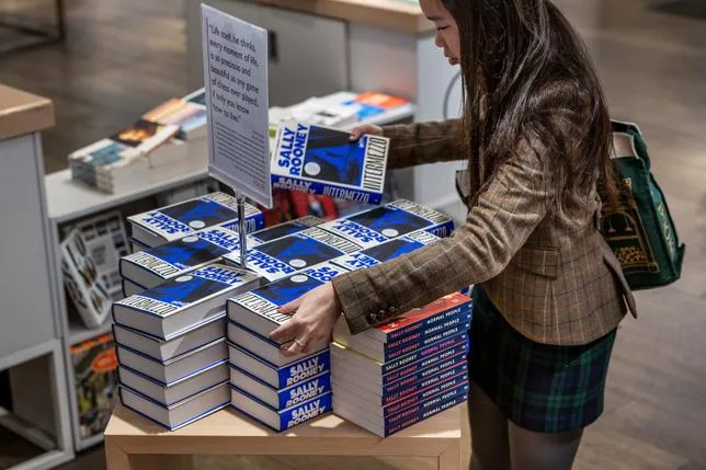Soutien à Palestine Action : les livres de Sally Rooney retirés de la vente au Royaume-Uni