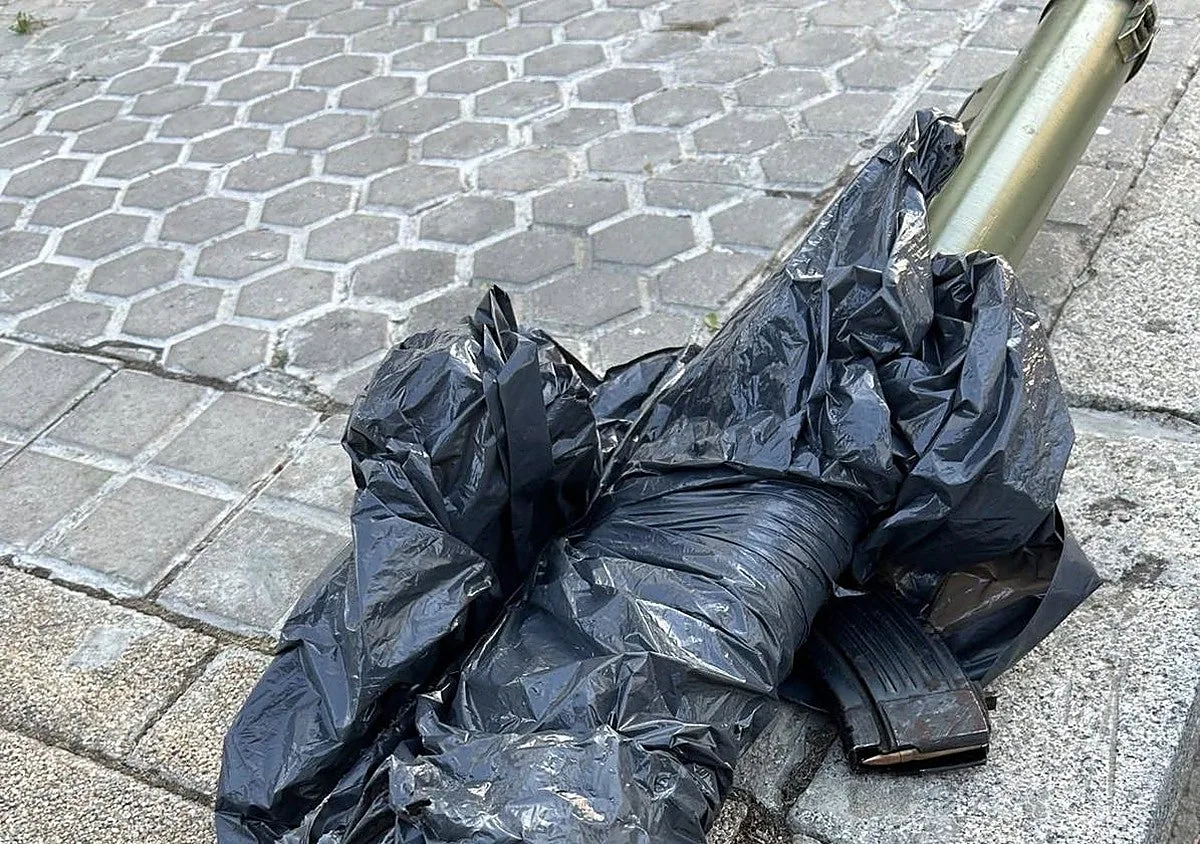 Hallan un AK-47 y un lanzagranadas abandonado en plena calle del Tiro de Línea