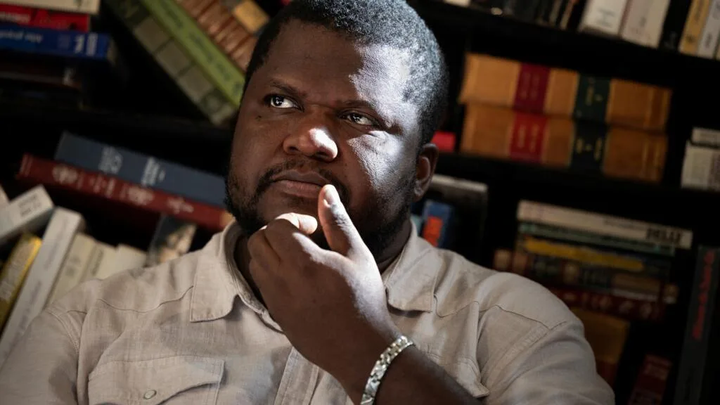 Thélyson Orélien affirme qu'«aucune phrase» de son roman «n'a été créée» par IA, mais reconnaît des plagiats