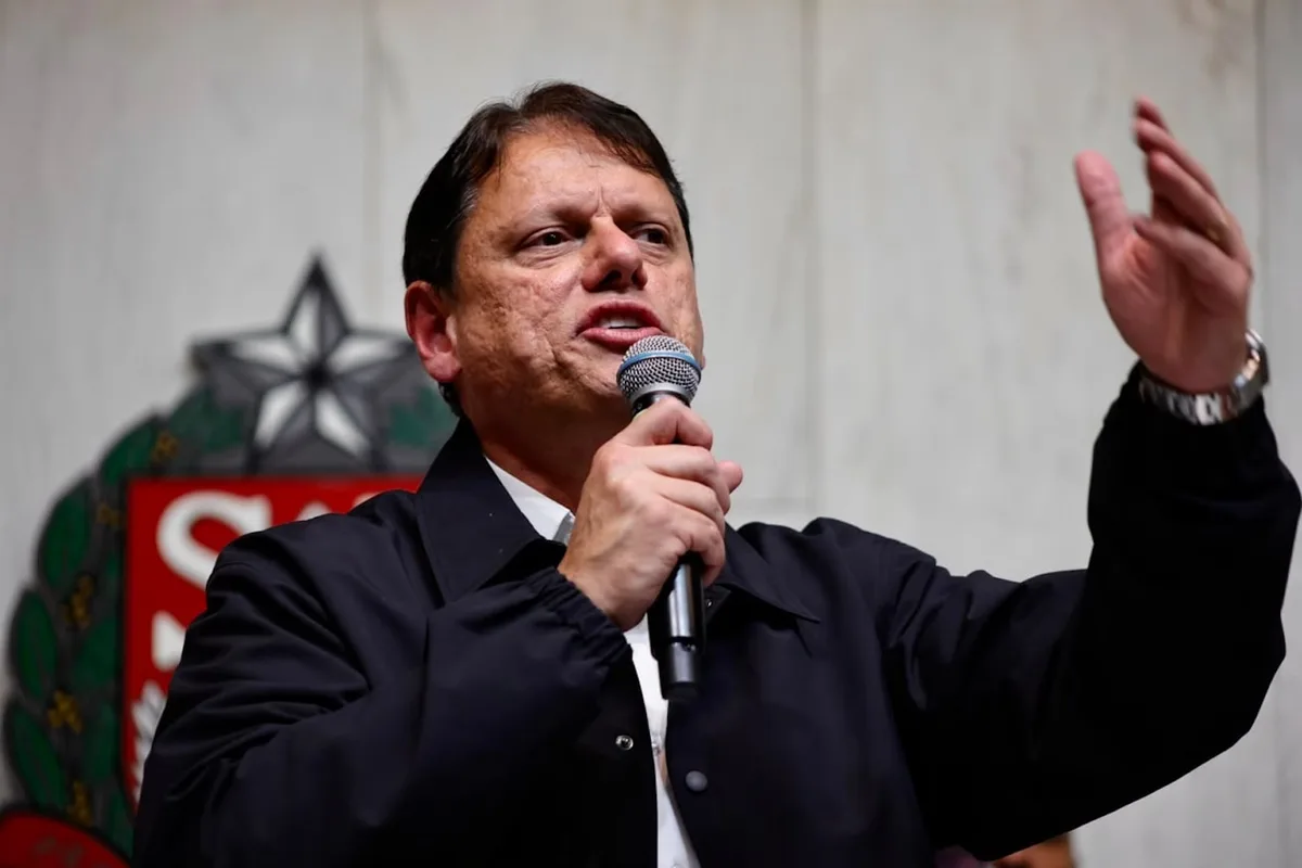 Tarcísio diz que Flávio participará de seu programa eleitoral
