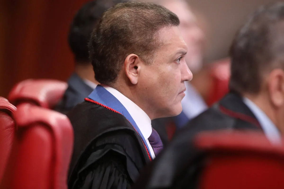 Kassio é criticado no TSE por supostos acenos a Flávio Bolsonaro; ministro nega
