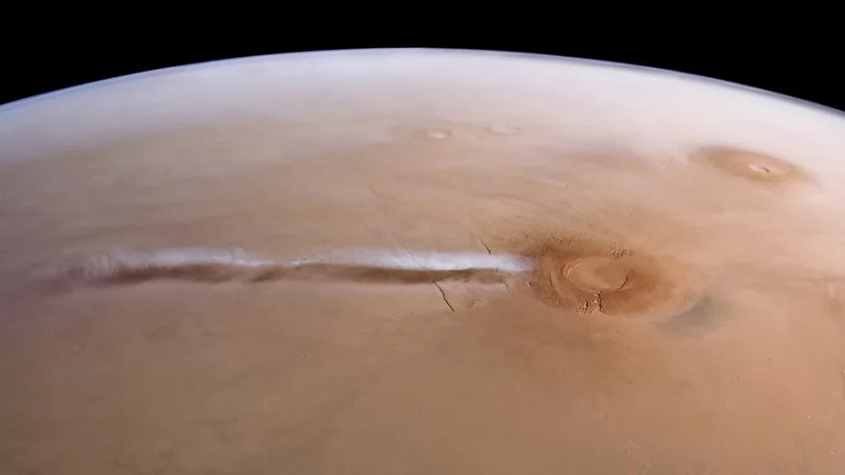 1.800 Kilometer lang: Wie am Mars-Vulkan Arsia Mons eine Wolke völlig ohne Staub entsteht