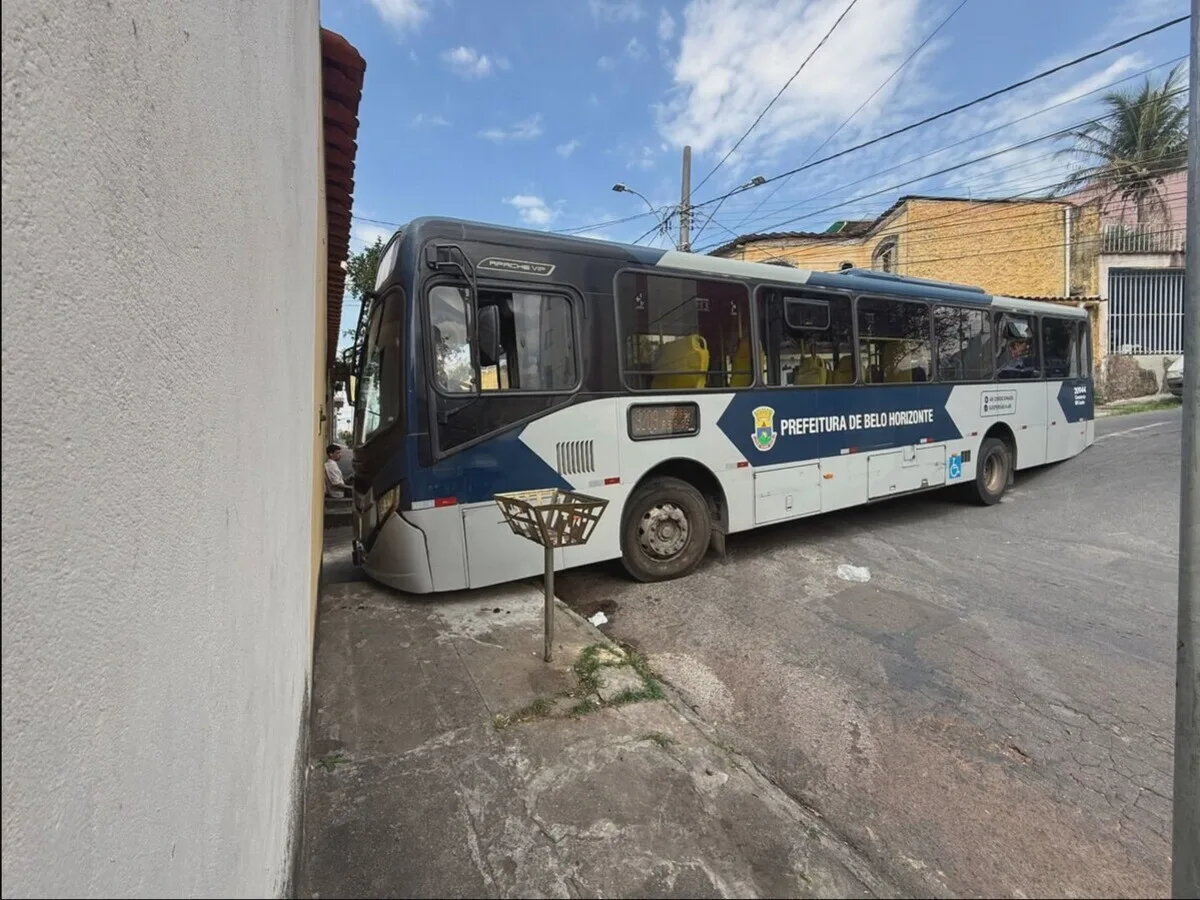 Ônibus preso ao asfalto bloqueia via no Sagrada Família, na região Leste de BH
