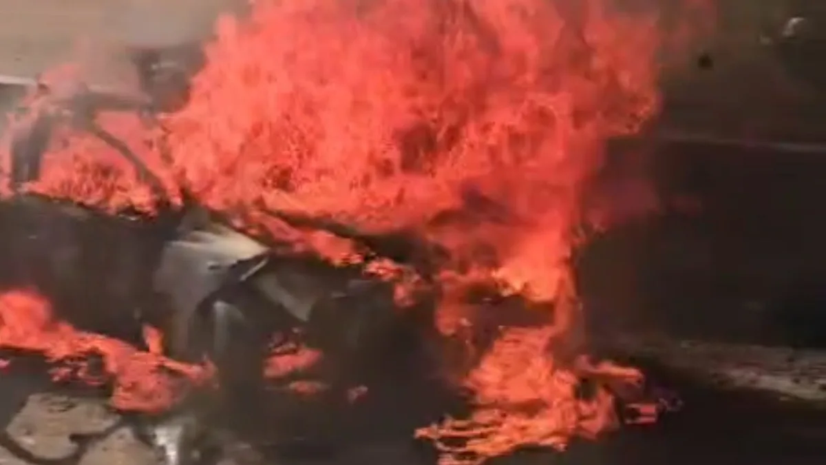 Carro pega fogo e duas pessoas morrem após colisão com caminhão na BR-290