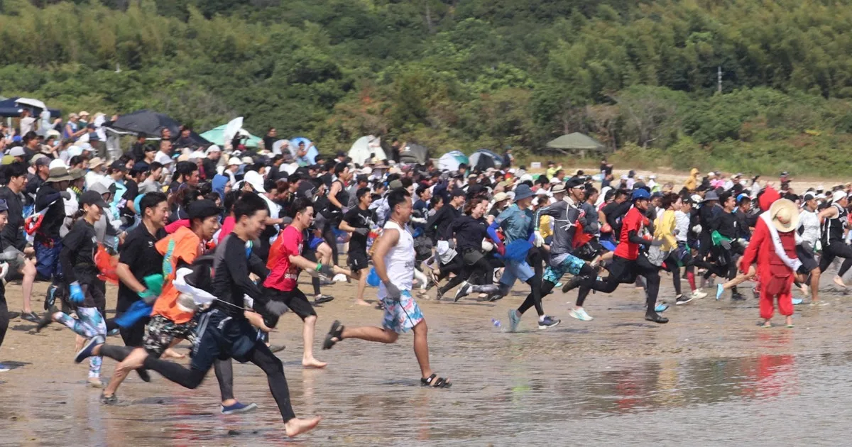 クルマエビ1万3000匹をつかみ取り 山口で「世界選手権」