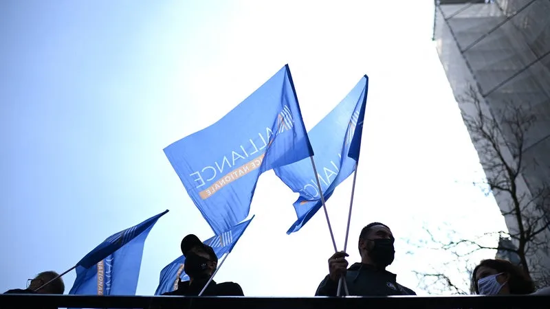 INFO BFMTV. Mouvement lycéen: le syndicat de police Alliance dépose plainte contre l'État pour "mise en danger de la vie d'autrui"