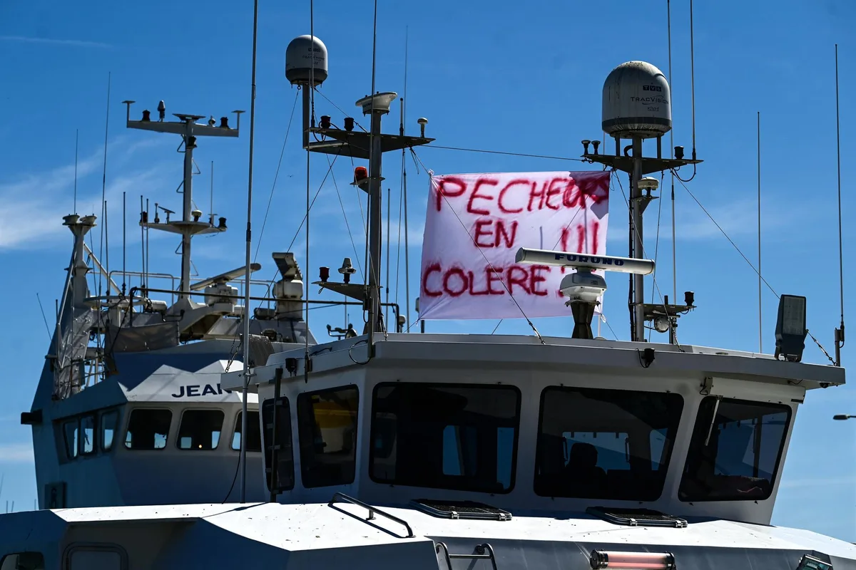Pourquoi des pêcheurs bloquent-ils un dépôt pétrolier à Fos-sur-Mer ?