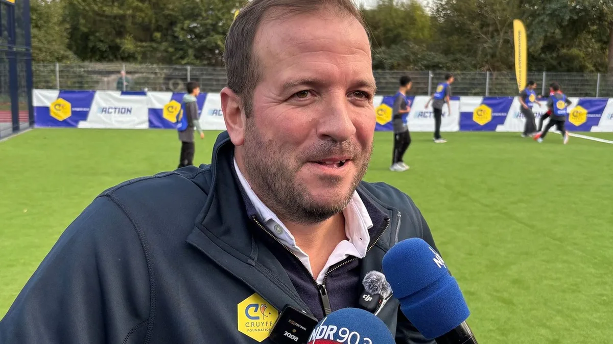 Fußball: Van der Vaart mildert Kritik an Ajax-Profi Julian Brandt ab