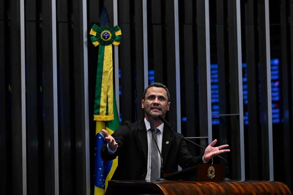 Tarcísio pede votos para Cleitinho na disputa pelo governo de Minas