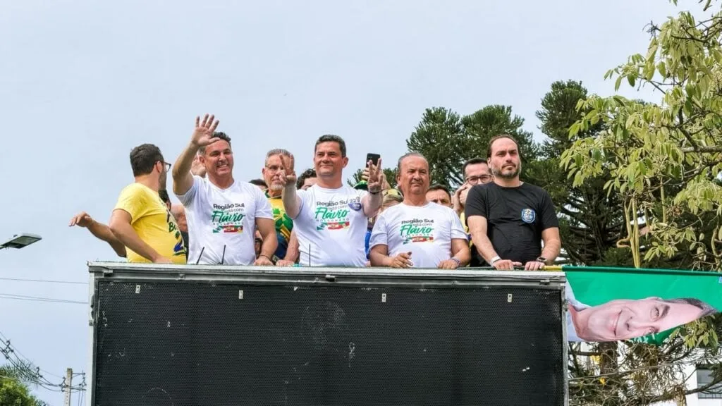 Ato de apoio a Flavio Bolsonaro com governadores do Sul agita Curitiba neste sábado