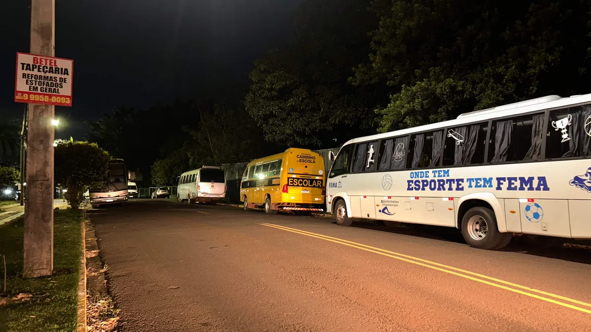Ônibus dos Jogos Escolares ocupam rua e travam trânsito perto do Estoril