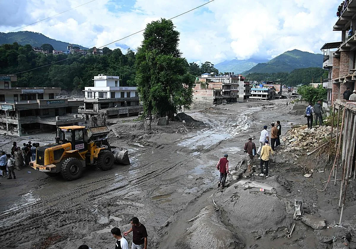 Localizado con vida uno de los tres españoles desaparecidos por las inundaciones en Nepal