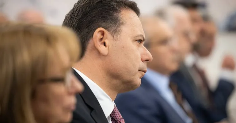 Governo congela estudo à espera de melhores condições
