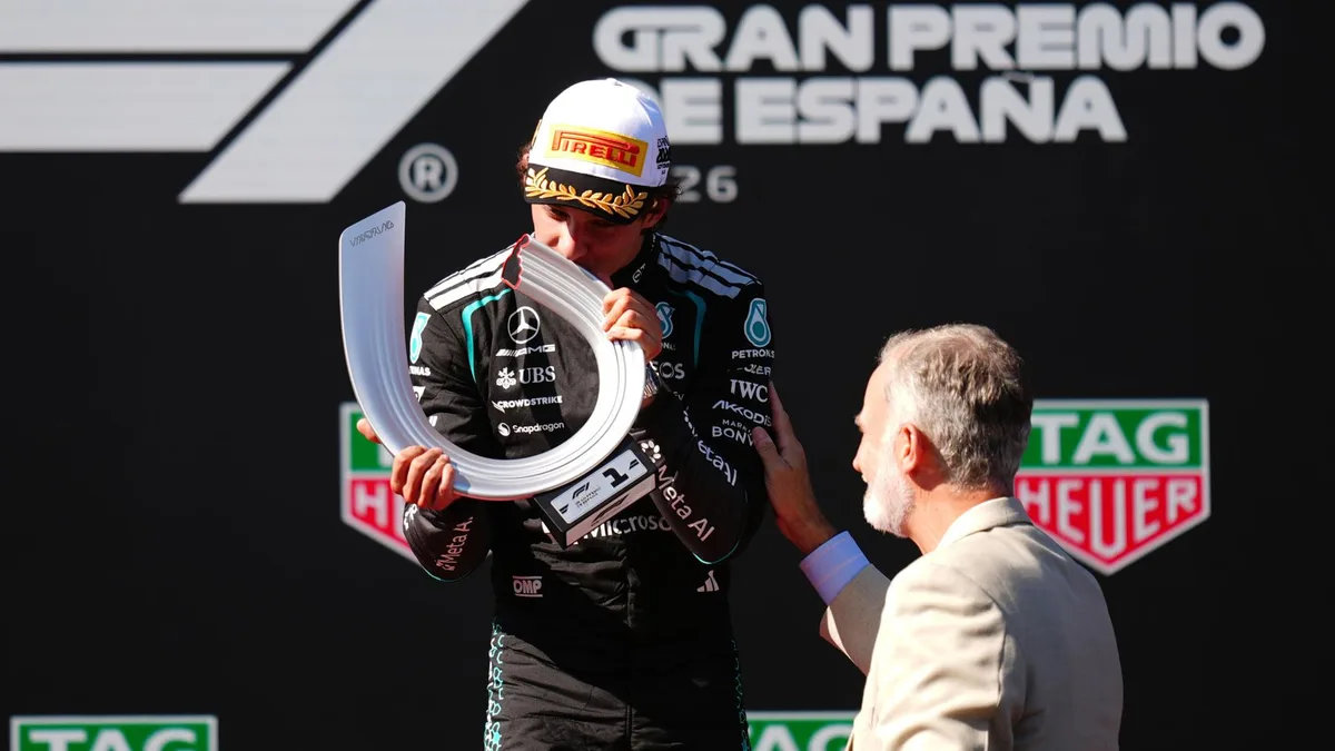 El rey Felipe VI entrega al italiano Andrea Kimi Antonelli el trofeo del Gran Premio de España de Fórmula 1