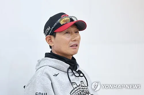광주로 향하는 염경엽 LG 감독 "김도영 잡는 게 준PO 핵심"