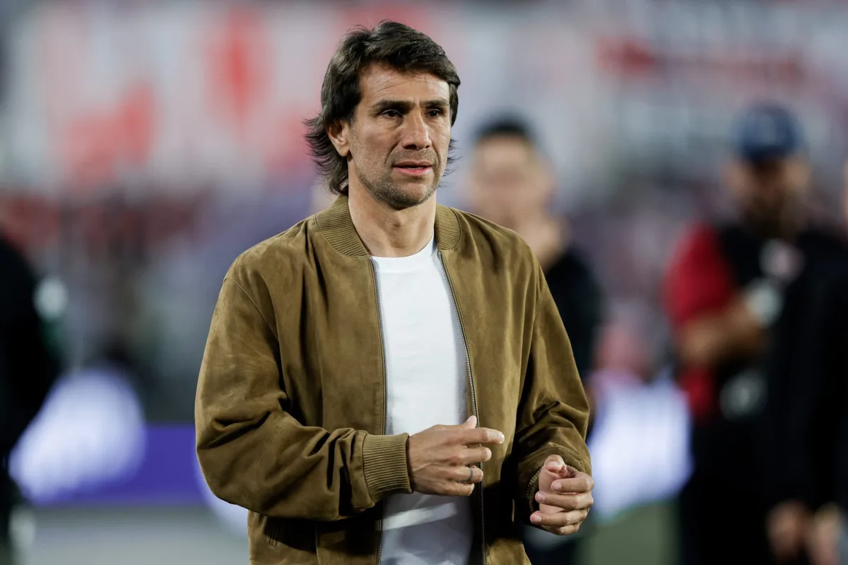 A River le tambalea la fórmula Riquelme y los puentes con el nombre prohibido ya no tienen barreras