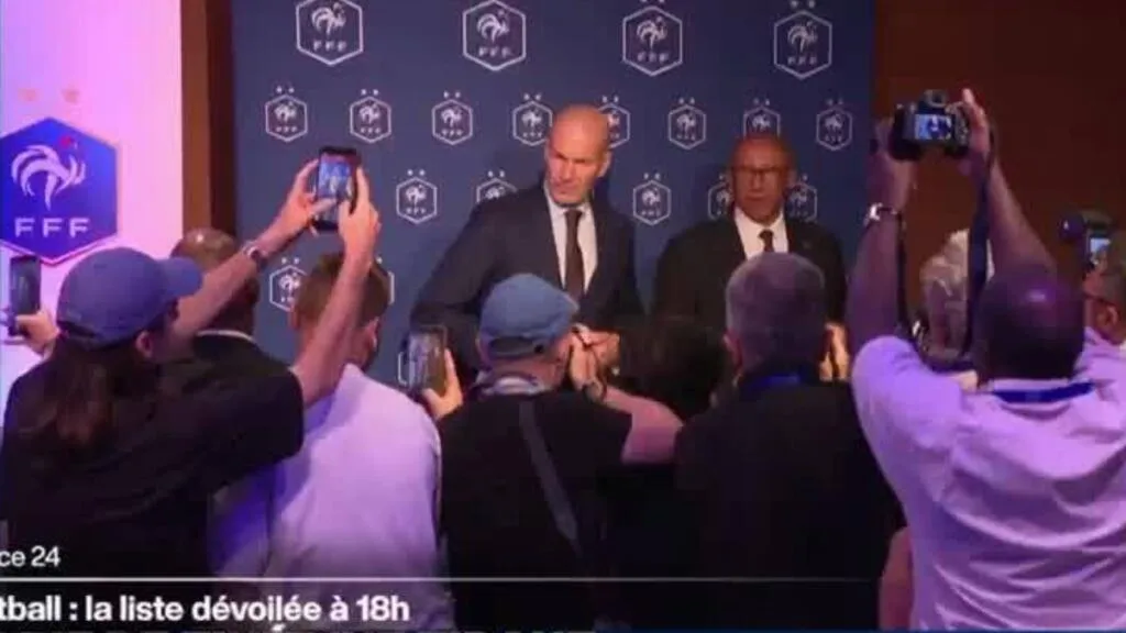 France : dans l'attente de la première copie de Zinédine Zidane, icône du foot tricolore