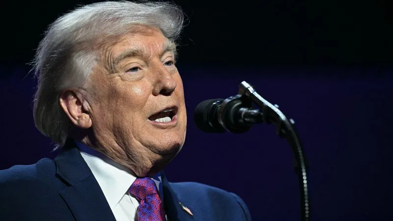 "Remettez-vous vite!": Donald Trump souhaite un bon rétablissement au pape Léon XIV